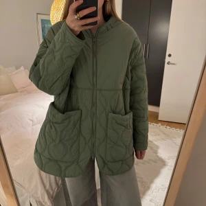 Quiltad jacka Carin Wester - Säljer denna mysiga jackan från Carin Wester i storlek XS, passar dock även S och M beroende på hur man vill att den ska sitta ☺️