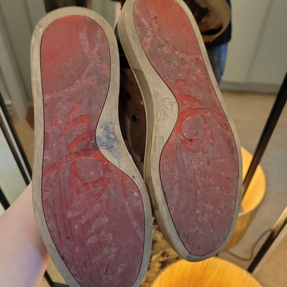 !INTRESSEKOLL! Funderar på att sälja dessa stört snygga skorna ifrån christian louboutin! Sjukt unika och så trendiga!! Kom med prisförslag men säljer inte under 3500 då de verkligen är unika! De passar mig som brukar ha 38 i skostorlek!. Kengät.