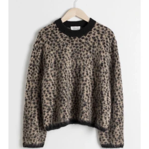 Stickad tröja leopard  - Så fin o mysig stickad tröja från &otherstories i leopardmönster 🧡🧡