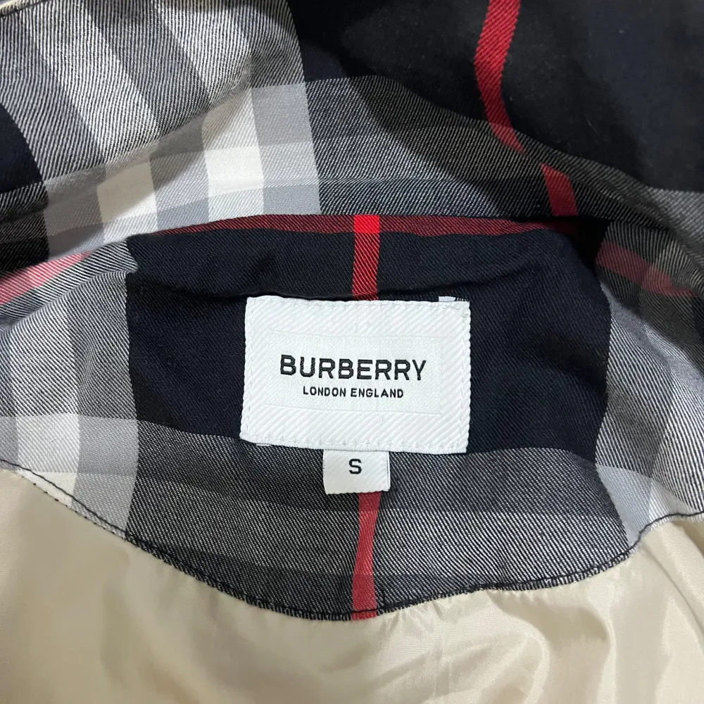 Tjena säljee min burberry jacka köpte den för 6499kr köpte den från Miinto de säljs inte längre de finns inte mycket och säga om den är i mycket bra skick priset kan diskuteras vid snabb affär !!! . Jackor.