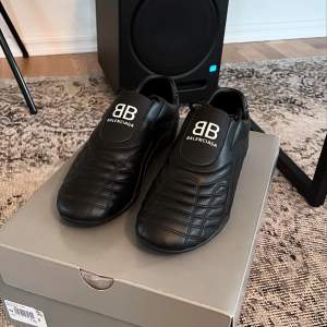 Balenciaga Zen sneakers från ss20. Strl 41 (sitter lite större). Säljer pga fel strl🥲. Låda och dustbag finns. 