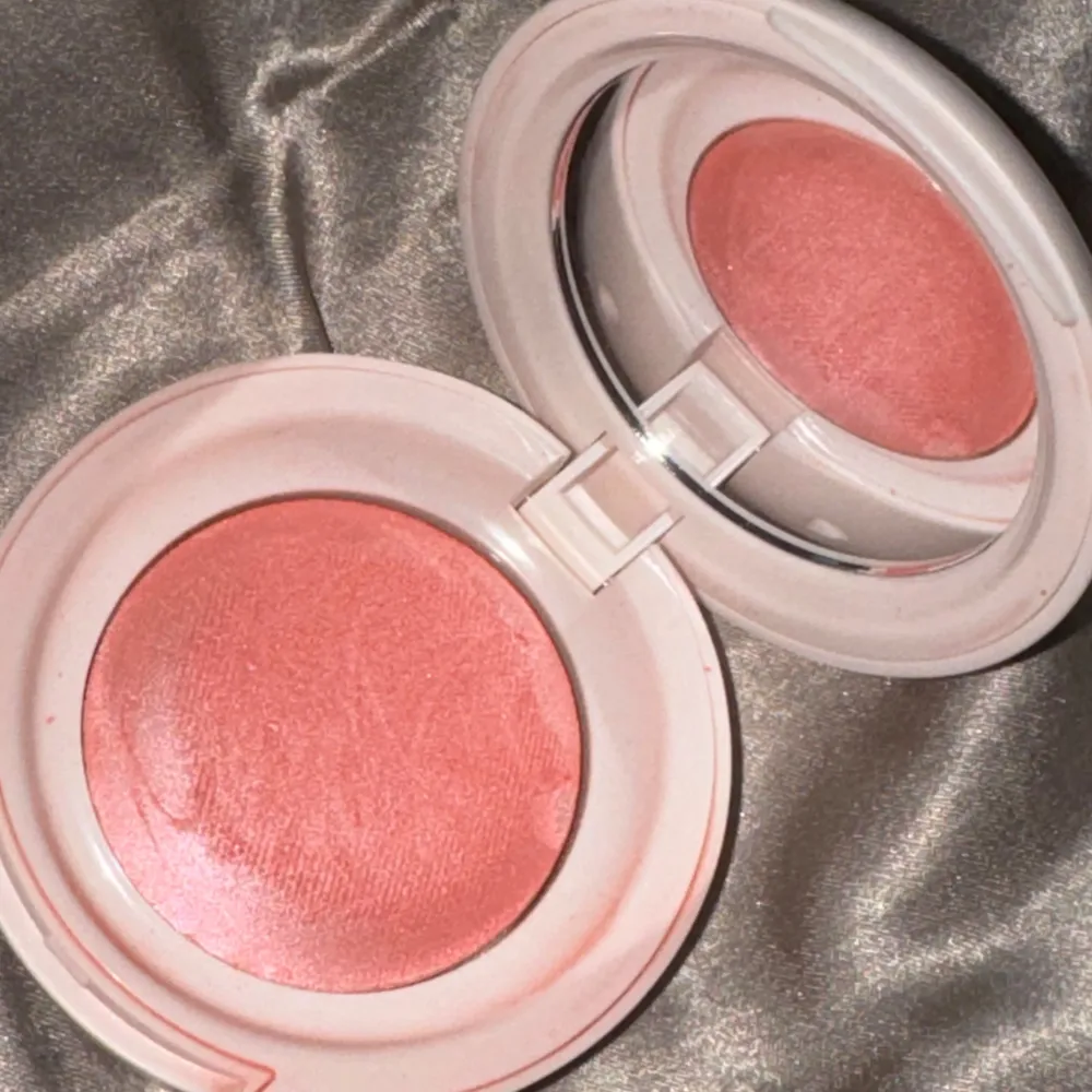 säljer detta jätte fina soft pinch powder blush från rare beauty i färgen - cheer i och med att jag köpt en ny, använd i ett par veckor och lite sliten, säljer för 280kr (orginalpris inkl frakt är 390kr) skriv om ni har några fler frågor! ☺️🫶🏼. Skönhet.