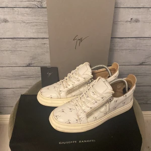 Giuseppe Zanotti skor - Tja! Säljer nu dessa riktigt snygga Giuseppe Zanotti (Storlek 43) fint skick, finns täcken på användning men allmänt gott skick, vid frågor är det bara att höra av sig, byten kan vara intressant