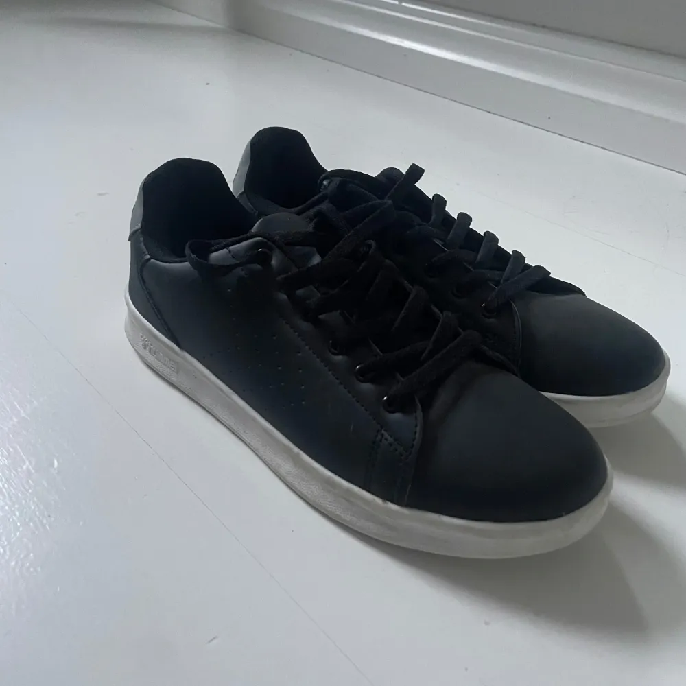 Hummel sneakers i stl 40, alldrig använda.💞. Skor.