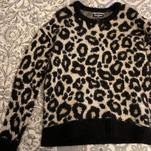 Leopard tröja - Snygg leopard tröja som inte kommer till någon användning!!🖤🤍🤎tröjan är väldigt tjock så den passar perfekt till kalla dagar🩶