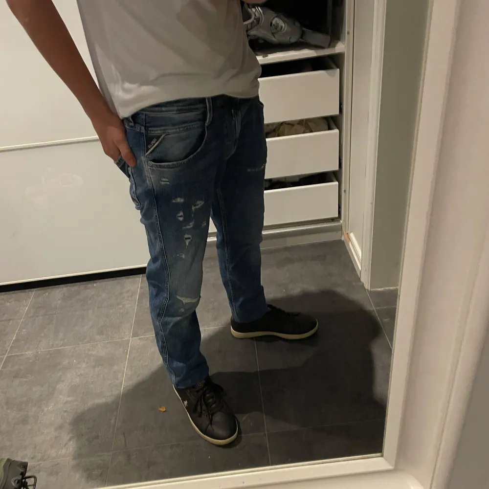 Feta replay anbass jeans i bra skick. Riktigt feta slitningar som är väldigt eftertraktade. Skick 9,5/10. De är i storlek W32 L32 men passar 31W 32L. Skriv vid frågor och funderingar. Pris är ej hugget i sten.. Jeans & Byxor.