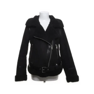 Zara jacka  - Jacka från zara i bra skick. Det enda ”felet” är att öglan man hänger upp jackan med har gått sönder. Storlek L men det passar bra på mig som normalt har S för det ger en oversize look och man kan ha tjockare tröjor utan att det blir för tight.