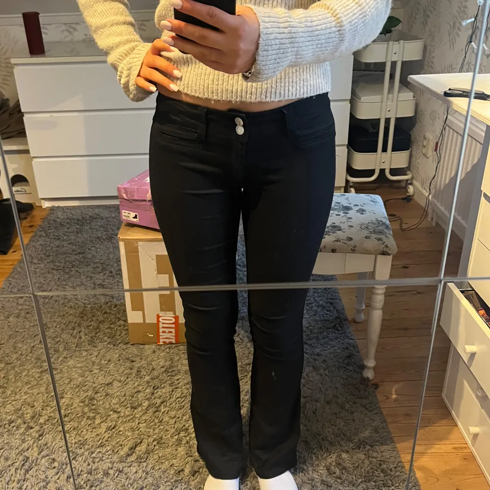 Populära jeans från hm med låg midja och knappar! Säljer då de är för små på mig. Byter gärna om någon har större storlek!🤗. Jeans & Byxor.