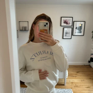 Vit sweatshirt  - Fin tröja. Använd ett fåtal gånger men väldigt fin. Säljer då den inte kommer till användning
