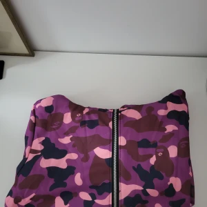 Hoodie - Två fske hoodies perfekt för yngre då de äkta är ganska dyra en risa/lila och en blå dragjedje tröja med mönster pris kan självklart diskuteras och fler bilder