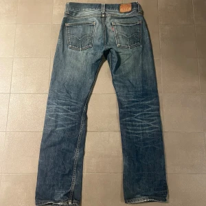 Levis 506 - Tjena, jag säljer ett par sjukt snygga och unika Levi’s 506 med galen fade. Dem är storlek 31 och straight fit. Kom pm om ni vill har frågor eller vill ha flera bilder