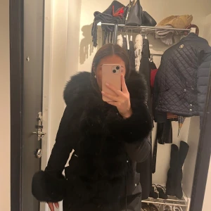 parka jacka dam päls - Snygg helfodrad jacka. Perfekt till vintern, snören i midjan som går att spänna åt. Strl 34 men passar mig som mesta dels har 36 också 