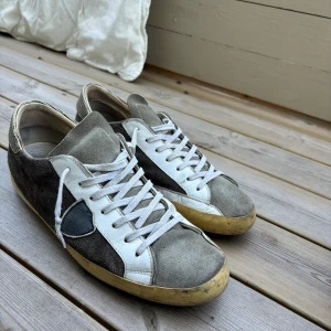 Phillipe model skor  - Storlek 44 helt okej skick därför så billigt pris, feta skor.