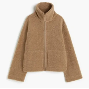 Teddyjacka i pile  - Såå fin jacka som jag använt ett fåtal gånger, vilket inte syns. Jag köpte den ny från hm förra året men den blev slutsåld fort då o även iår. När jag fick hem den va de ett litet hål i innerfickan men inget som syns när man har den på sig. Se bild2🩷