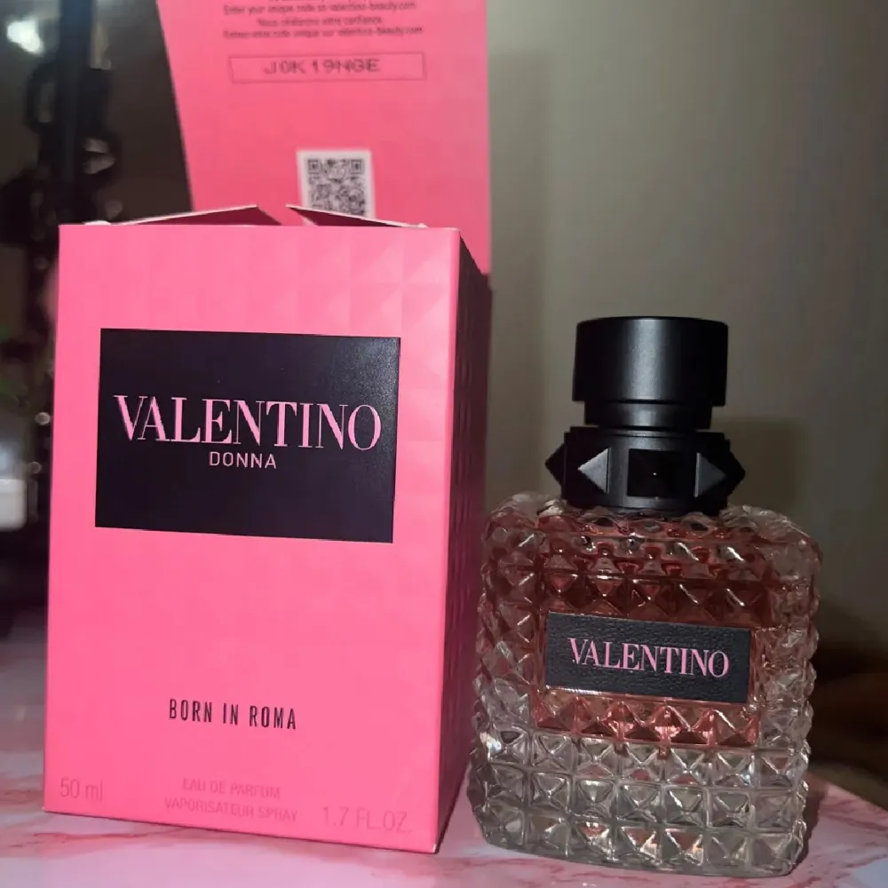 Säljer en lyxig parfym från Valentino, Donna Born in Roma. Flaskan är supercool med ett mönster av. Parfymen kommer i en snygg rosa kartong. Har endast provat den så bara ett sprut, men annars som en ny 💗💗 köpt på kicks . Parfym.