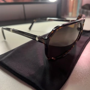 Dolce & Gabbana solglasögon  - Säljer ett par solglasögon av Dolce & Gabbana. Ihopfällbara och i nyskick (inga repor osv). (4196 502 M2 small sicillian hinge polarized havana)💘