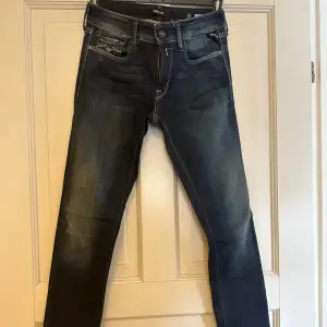 Ett par replay jeans, tajta i modellen. Köpta för ett par år sedan men inte mycket använda. Säljer då dem blivit för små🩵