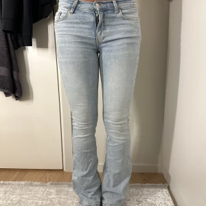 Gina Tricot Jeans  - Säljer dessa jeans för 195 kr då dem är för små för mig, det är storlek 32. Jätte fina och populära. Ops, finns en liten defekt vid bälte banden med går att fixa. Kom gärna privat för mer info 