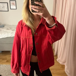 Jeansjacka - Säljer denna coola vintage jeansjacka som inte kommit till användning❤️ står ingen storlek, men skulle säga S-M typ❣️ skriv för frågor eller funderingar ❣️