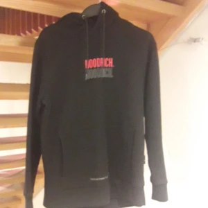 Hoodrich hoodie. Använd kanske 4 ggr. Ingen skada alls.  - Storlek S, väldigt bra material och riktigt skönt material att ha mot huden.