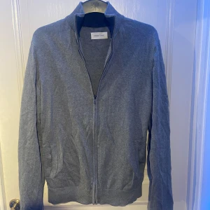 Pier One Zip Cardigan - Tja! Säljer nu min helt oanvända Cardigan från Pier One 🙌🏼 Storleken är M och passar till dig från 175-185. Nypris 369kr, mitt pris, 299kr 🔥 Priset är inte hugget i sten, har du någon fråga är det bara att höra av sig ✅