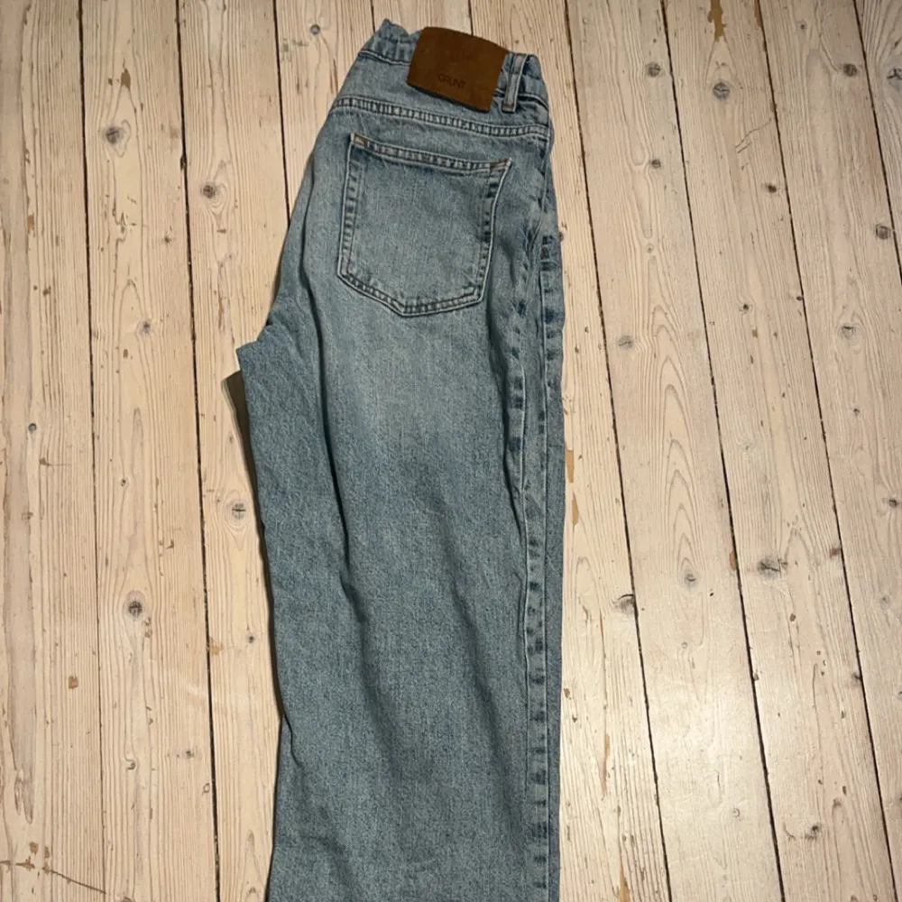 Säljer mina för små grunt jeans! Storlek är W27 Färgen är blå och skicket är 8/10 använda men fint skick ändå! Modellen är grunt hamon . Jeans & Byxor.