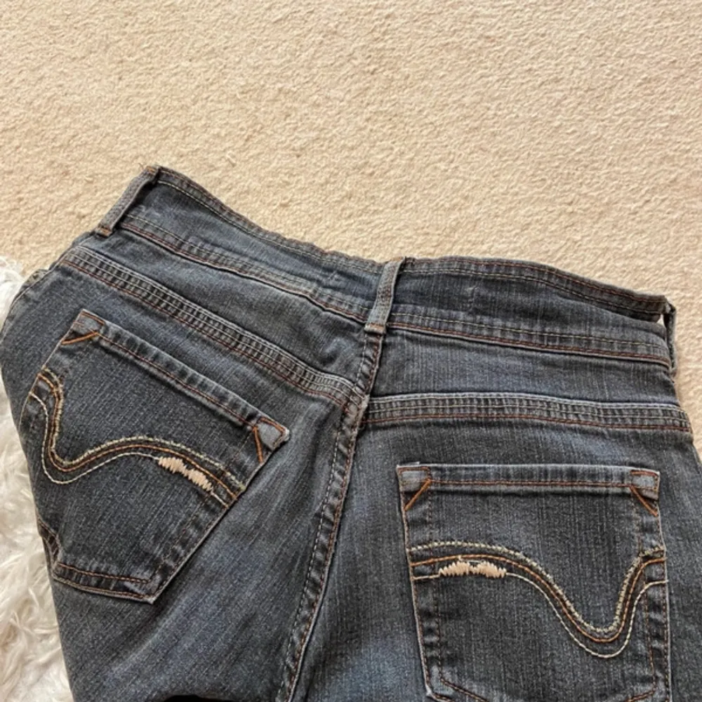 Jättefina lågmidjade jeans till salu i storlek S. Tyvärr försmå för mig därför jag säljer dom. De har en blå/grå färg. Skriv om frågor eller fler bilder😊. Jeans & Byxor.