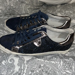 Skor - Super fina glitter skor, inga skador eller så på skorna. Passar 36-37.
