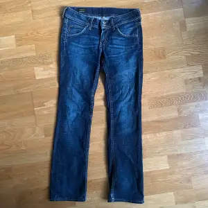 Lee jeans köpte dom på nån sekond hand tror ja. Sitter iaf jätte fint.