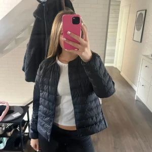 Höst/vår jacka  - As snygg jacka från uniqlo  (Lånad bild)