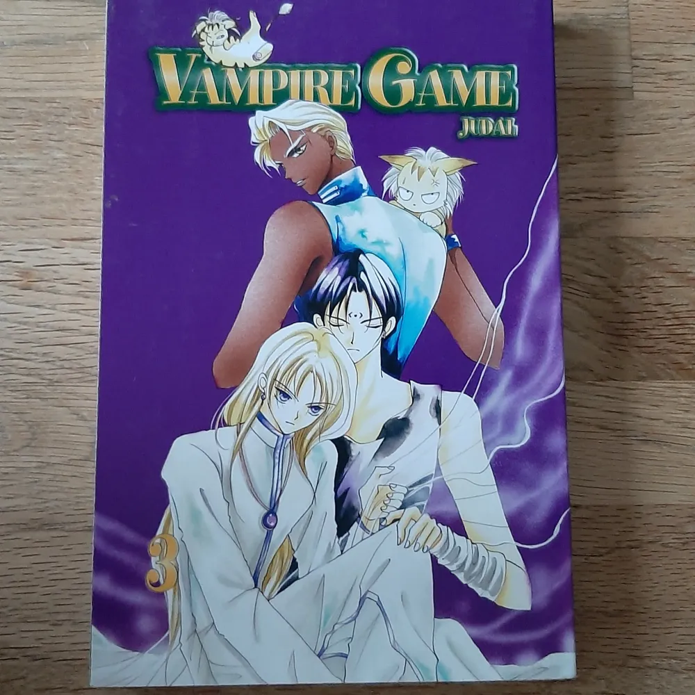 Tre volymer på svenska ur mangaserien Vampire Game, volym 3, 12 och 15. Jag tar 20kr/bok och 40 kr för alla:) Omslaget på bok 12 är lätt böjt (se bliden^^) men annars bra skick! Vid frågor är det bara att fråga på, och kontakta mig gärna innan köp<3. Övrigt.