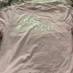 Rosa Nike t shirt 