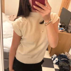 stickad tröja  - säljer denna så snygga stickade t shirten med puff ärmar, perfekt! 