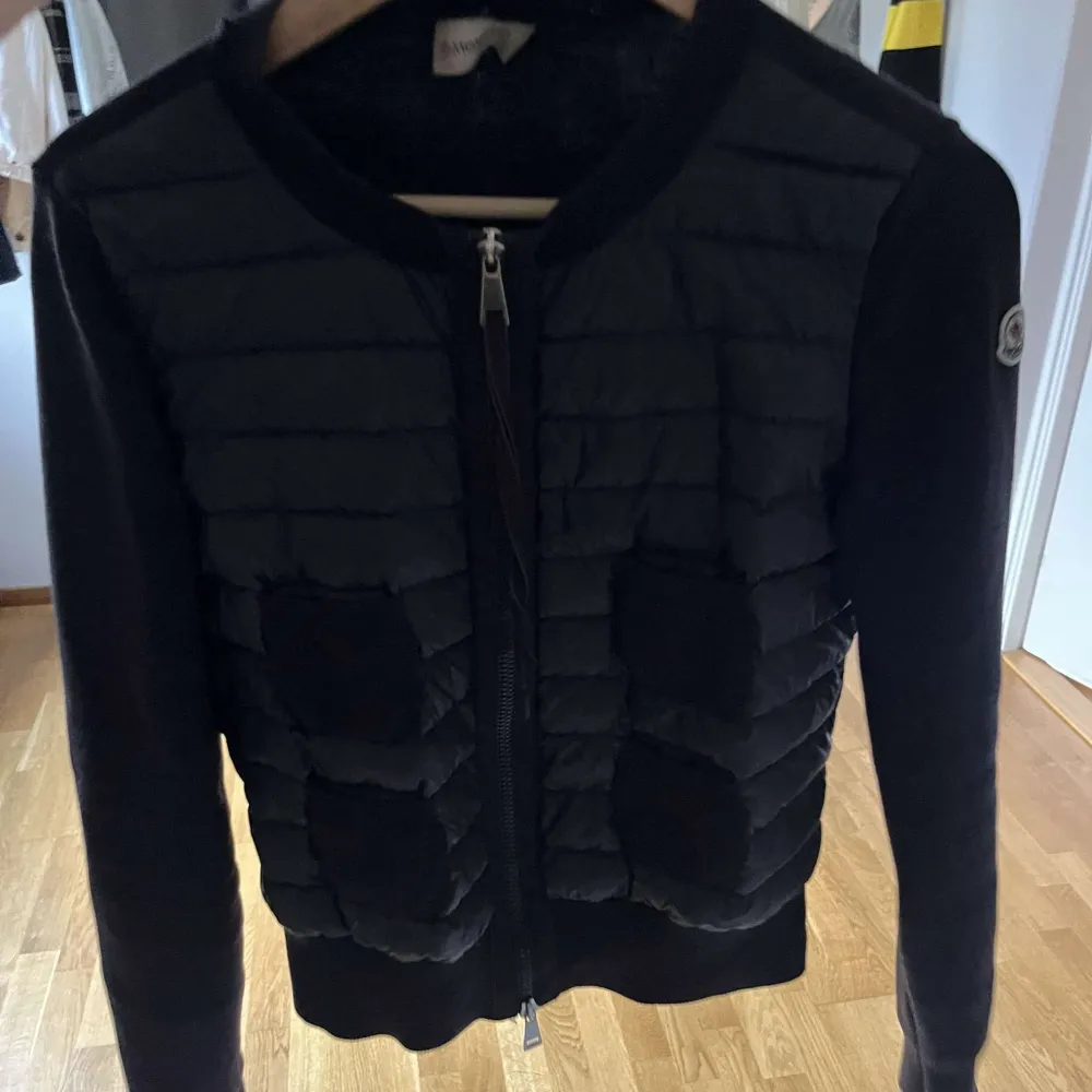 Super fin moncler cardigan,som inte längre säljs i denna färg! Bra skick( se defekter på bilderna), finns qr kod som garanterar äktehetsbevis! Tar bud från 5000, köp direkt för 7200kr! Ny pris =9500. Jackor.