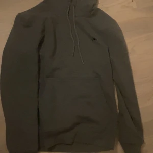 Jlindberg hoodie - Säljer nu denna as feta j Lindberg hoodie i storlek s den kan nog passa m, knappt använd och skicket är 9/10. Mitt pris =299kr nypris =820kr skriv bara för fler frågor🤝👍🤗