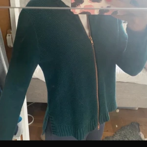 Stickad zip tröja - Färgen syns bäst på första bilden. 