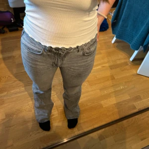 Snygga gråa bootcut jeans☺️❤️ - Snygga gråa bootcut jeans från gina i storlek 36. Säljer då de är för små för mig❤️