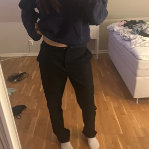Kosymbyxor  - Säljer dessa superfina kostymbyxor ifrån hm då dom tyvärr var lite för stora för mig. Jättebra skick och sitter bra i längden på mig som är 174cm lång 🩷