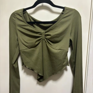 Tröja - Jätte fin tröja sitter lite som en magtröja.