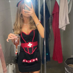 Halloween kostym - Säljer min halloween kostym (sjuksköterska) som jag hade förra året. Helt ny, ingen fläck eller andra defekter. Kostade runt 499 så säljer betydligt mycket billigare!! Passar mig som har xs/s. Säljer allt för 350!! Dräkt, mössa plus bältet!!