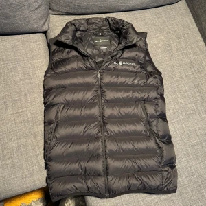 Sail racing väst - Köpte den för 1500kr på season för 1år sedan. Har använts max två gånger så den är som ny. Det är bara skriva om ni är intresserade