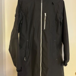H/H Vindjacka dam - Helly hansen vindjacka som är nu för liten för mig, har inga problem utan att den är lite sliten vid armarna.  Priset går att diskutera!  