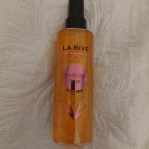 La Rive Sparkling Rose Body Mist - Säljer en fräsch och glittrande body mist från La Rive med doften Sparkling Rose. Perfekt för att fräscha upp sig under dagen med en lätt och blommig doft. 