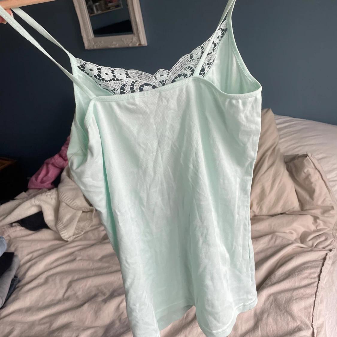 Mintgrön linnetopp med spetsdetaljer - 90