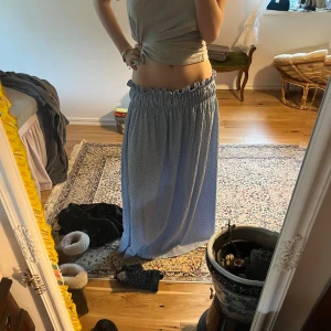 Ljusblå långkjol från ONLY - Supergullig stretchig kjol/klänning från ONLY🫐🫐🫐Det är egentligen en klänning iom axelbanden men den är för stor på mig så då passar den perfekt som en kjol!! Sällan använd, strl L