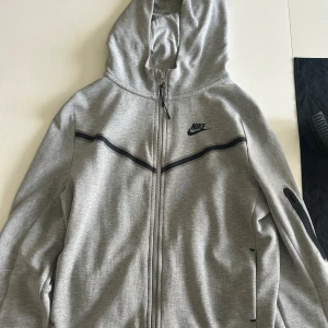 nike tech - säljer en nike tech hoodie, köpt för 1000 storlek 158/170 men passar XS/S pris kan diskuteras 