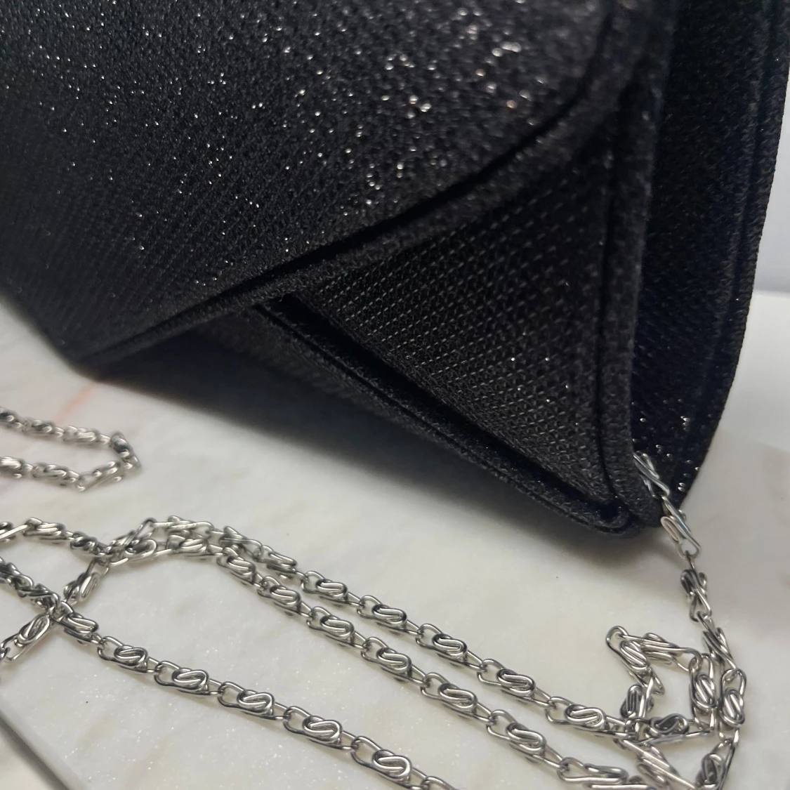 Festlig svart-glittrig väska - 90