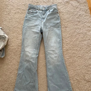 ljusblåa jeans - ljusblåa jeans från NAKD  ( jag på bilden är 166 och har höft mått 83 ) 