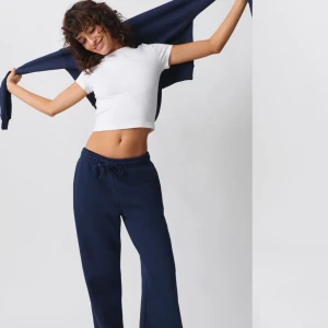 Gina mjukis sett - Säljer mitt marin blåa mjukis sett från Gina, byxorna är i xxs och hoodien är i xs