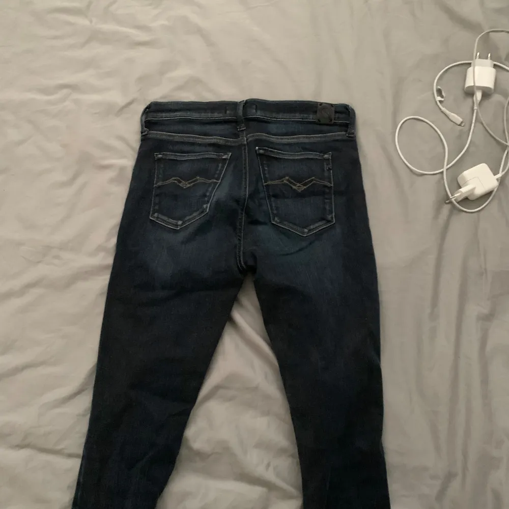 Dessa mörkblå replay jeans i storlek 27 i Wide och längd 30 kostar endast 250 kr och passar till det mesta. Jeans & Byxor.